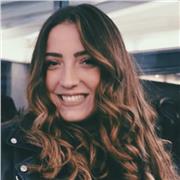 Studentessa universitaria impartisce lezioni di francese per studenti di liceo e università